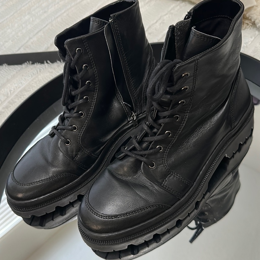 Aldo Boots. Used twice. Perfect conditions.